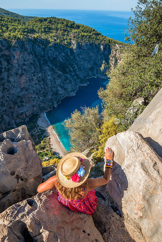 女人在顶端。来自Oludeniz的蝴蝶谷。Fethiye Mugla,土耳其。